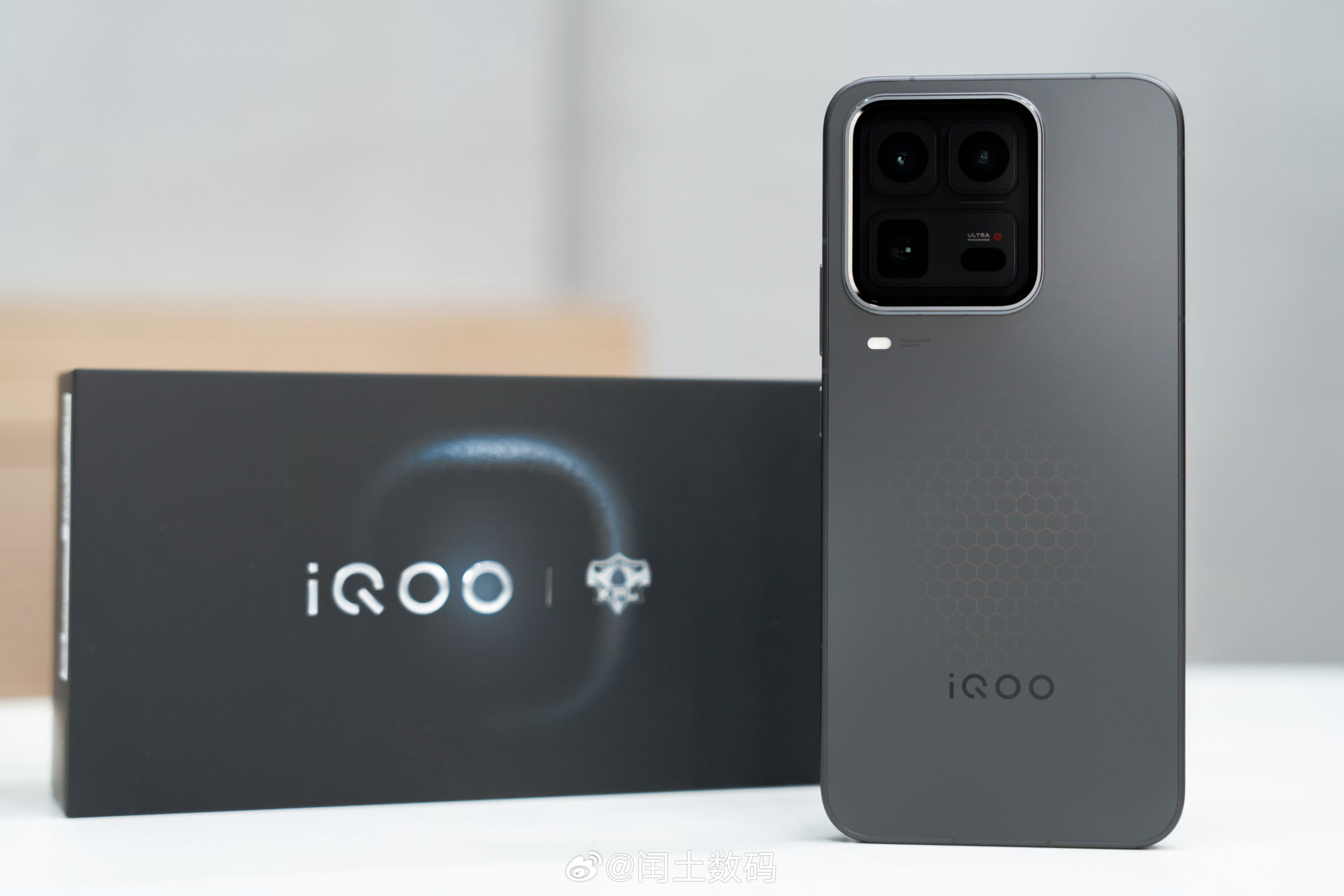 iQOO15 Ultra 100W有线闪充+40W无线快充，补电效率直接拉满。电