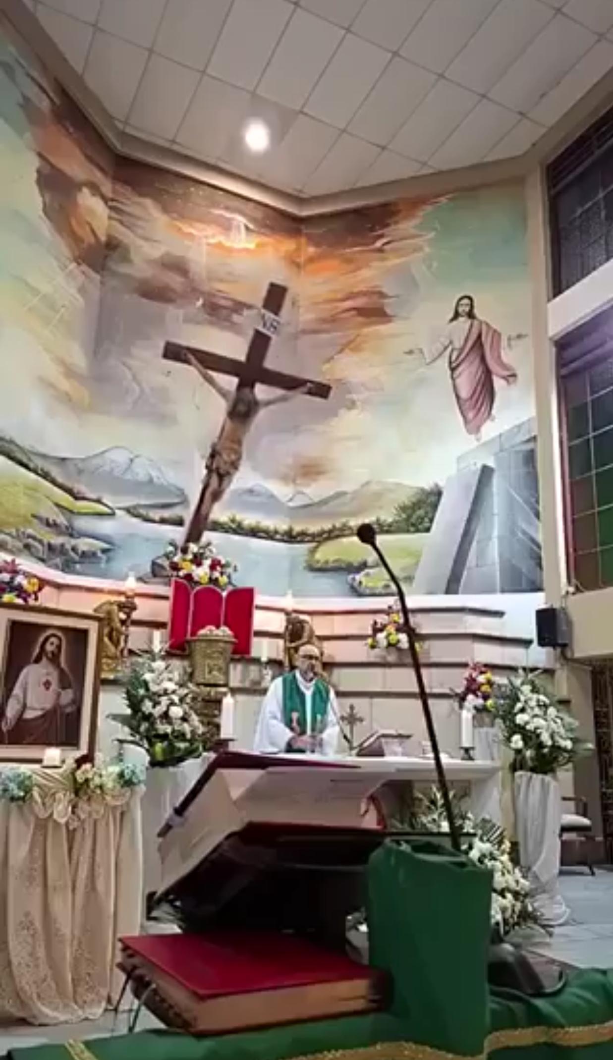 天主教神父帕特里西奥·阿尔弗雷多·桑切斯·莫利纳里在厄瓜多尔的一次宗教仪式中被倒
