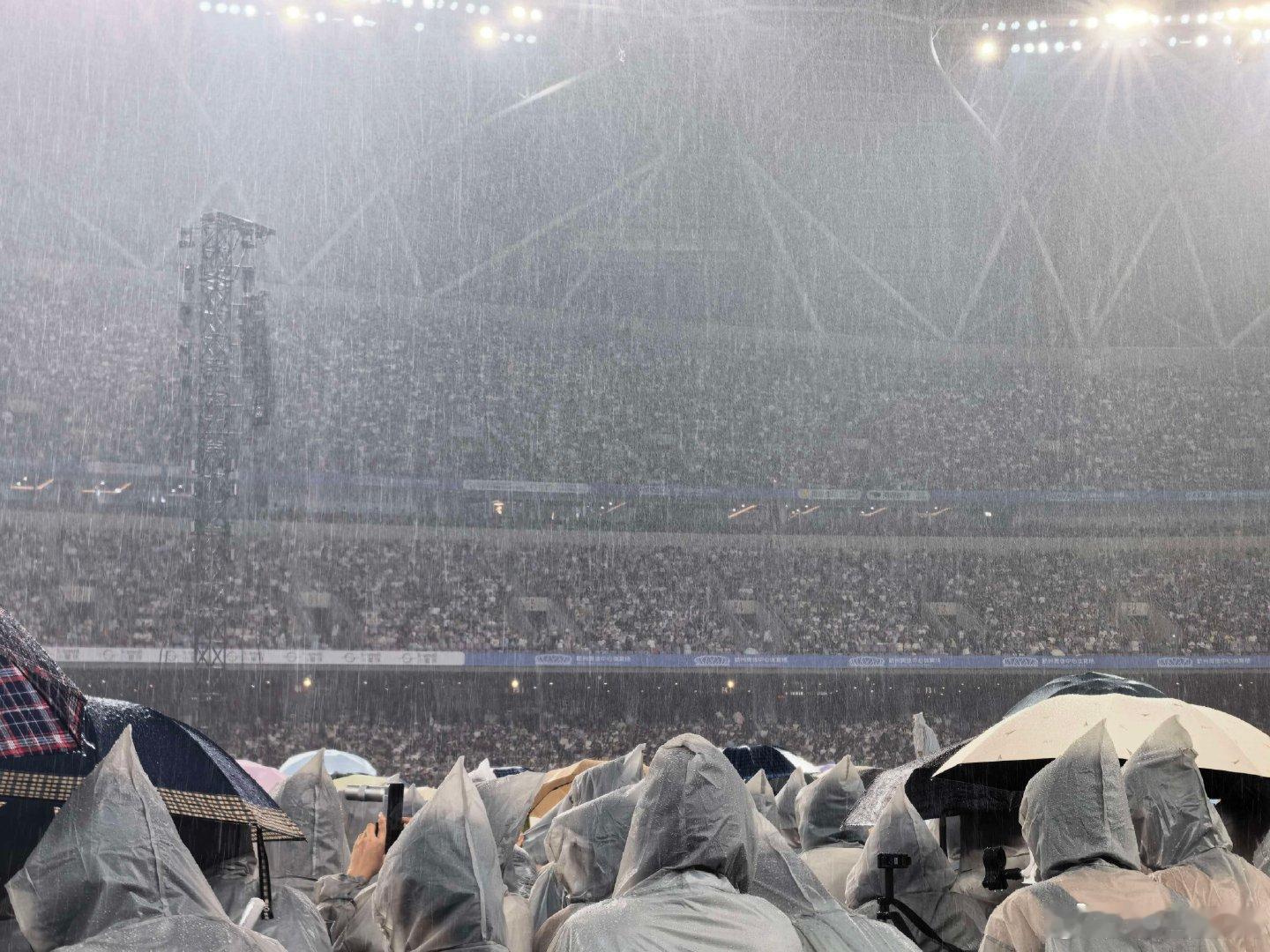 张杰杭州演唱会现场人气张杰杭州演唱会雨天人气 下雨天张杰杭州演唱会依旧人气爆棚！