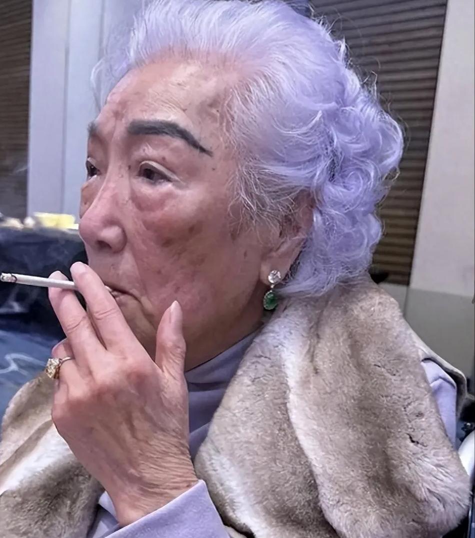 她相貌平平，却击败正房，独占百亿资产，现100岁仍是豪门掌门人
 
她相貌平平，