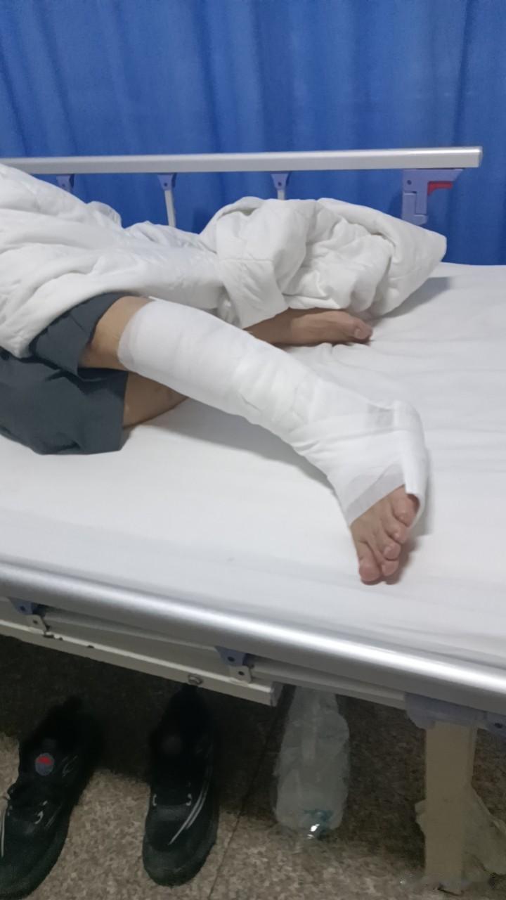 哎哟喂，这大半夜的在医院看到这一幕，心里真不是滋味。看着这条被打满石膏、高高架起