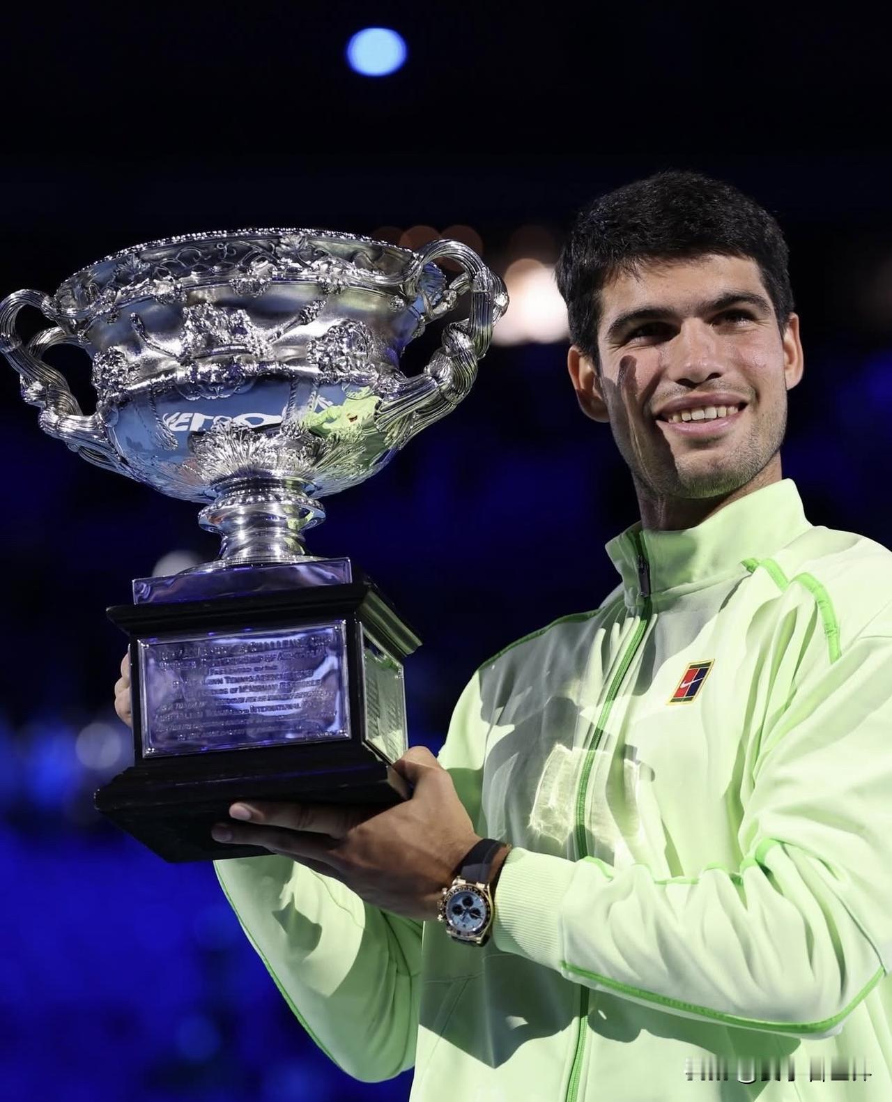 🎾阿尔卡拉斯战胜了比自己大16岁的德约，以22岁272天的年龄成为达成全满贯最