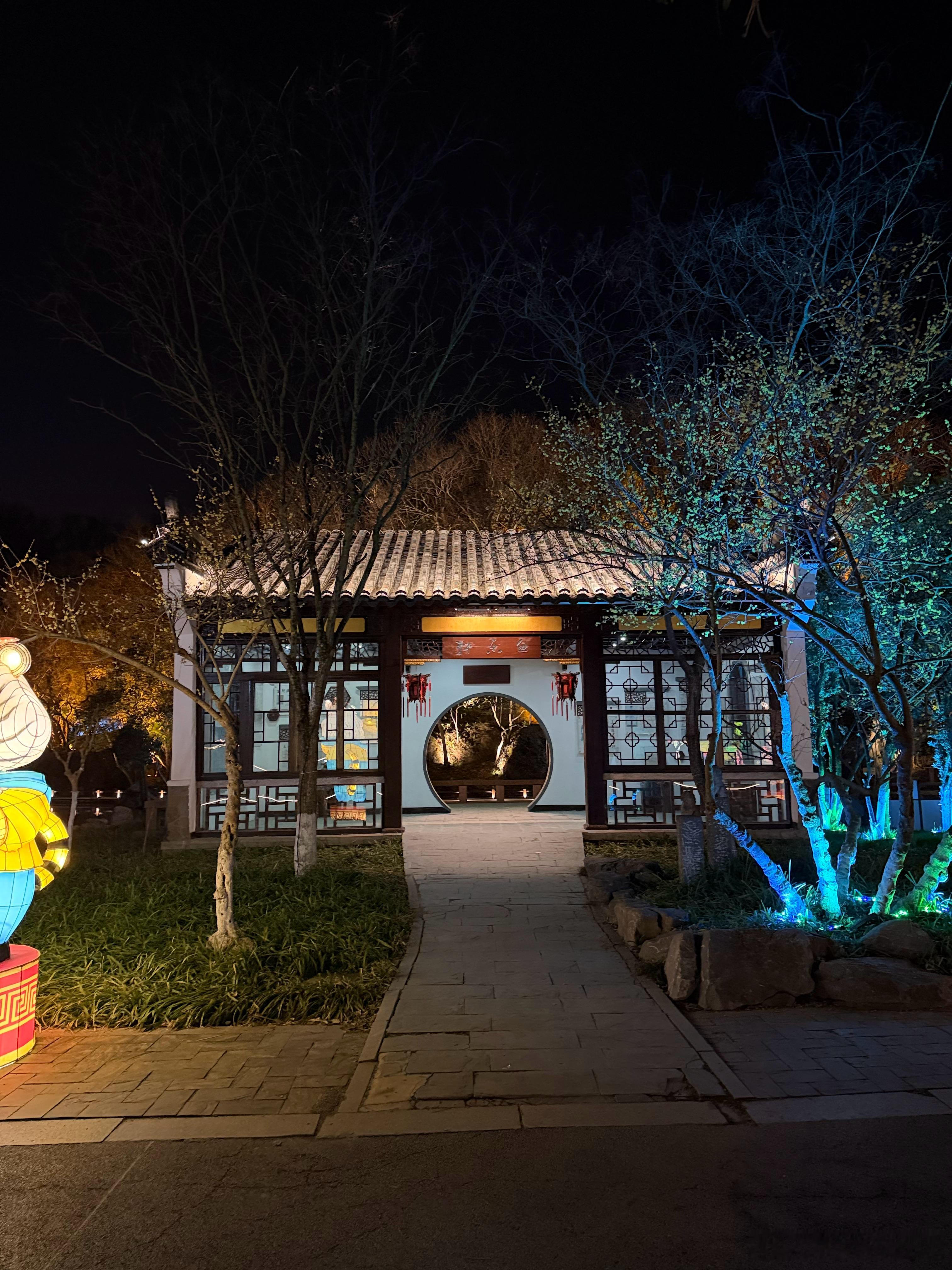 没想到第一次看打铁花，是在小时候春秋游最常来的珍珠泉。现场看确实震撼，比烟花好看