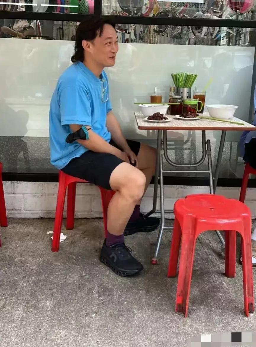 有人说，都这么大明星了，
怎么还吃路边摊？
我对这句话很难理解，说这话的人，不知