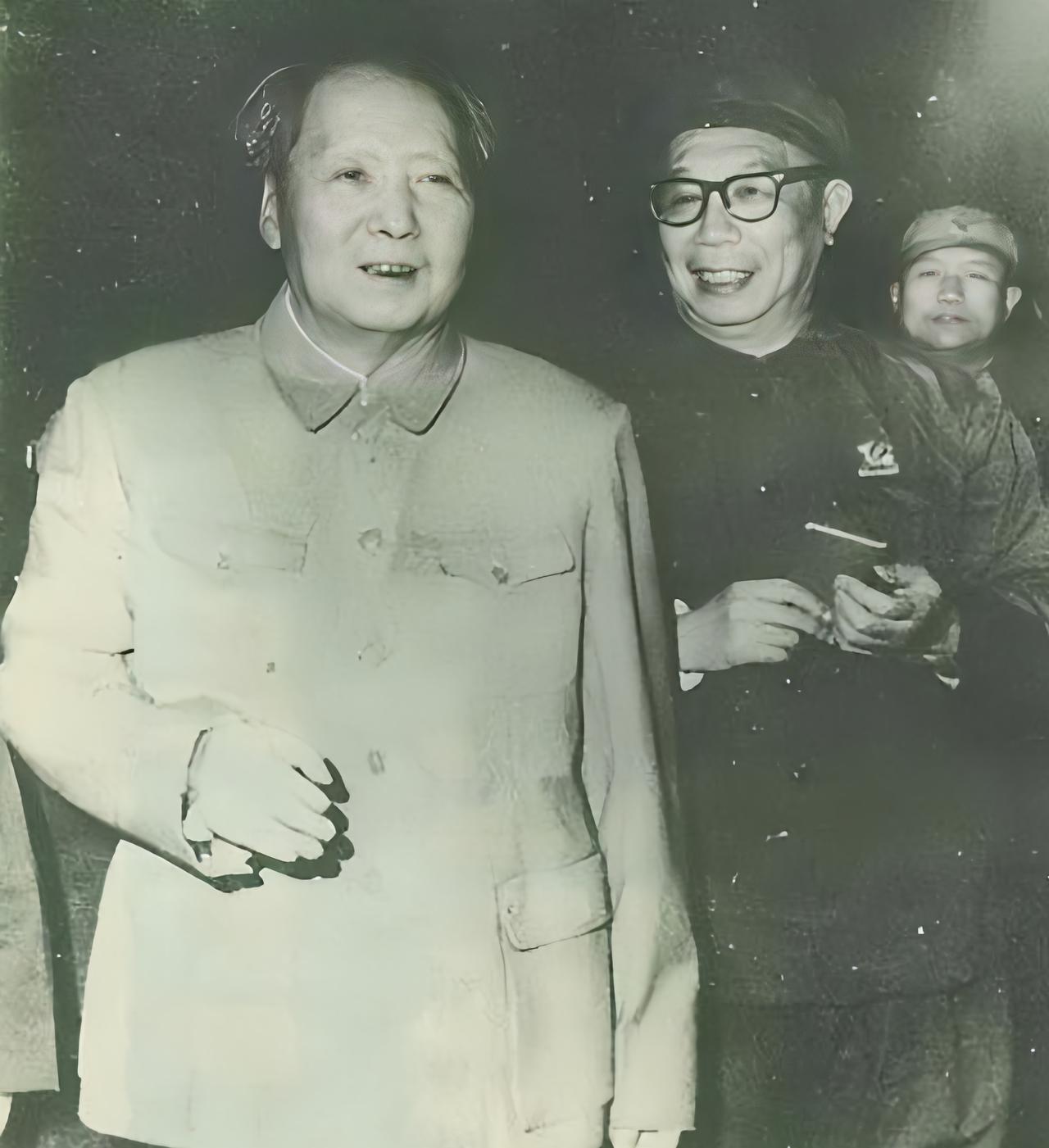 筹建工程兵时，选谁来当司令员呢？军委推荐了两个人，陈士榘和陈伯钧。巧的是他们都参