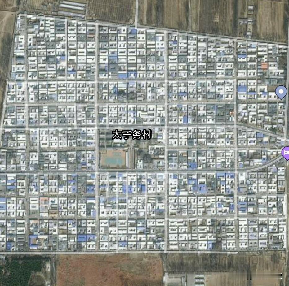 北京大兴机场边上的这个村可真不小，六纵九横足有15条街道，方圆超过1平方公里，密