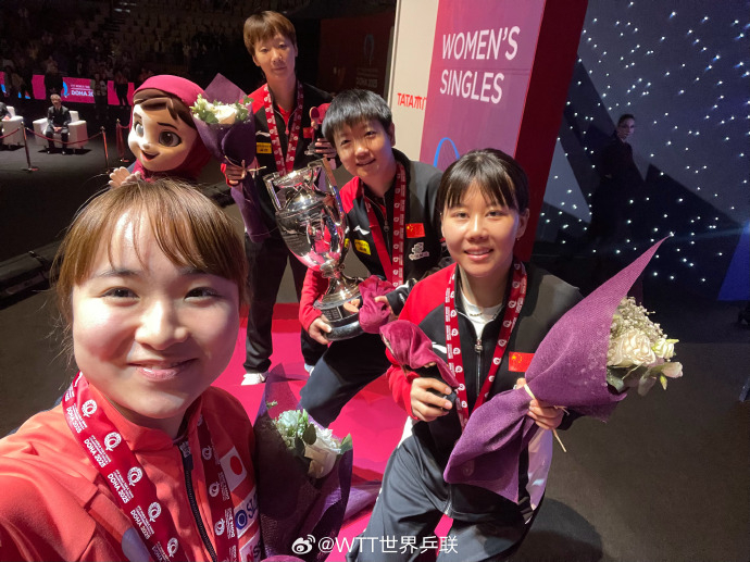 【#女单冠亚季军自拍来了#】#孙颖莎王曼昱陈幸同伊藤美诚自拍#发布女单冠军、亚军