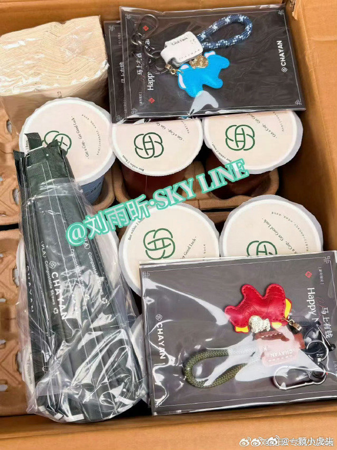 刘雨昕肯迪文百年大秀，给粉丝的逆应援奶茶刚好是雨伞推荐过的店，这不叫双向奔赴什么