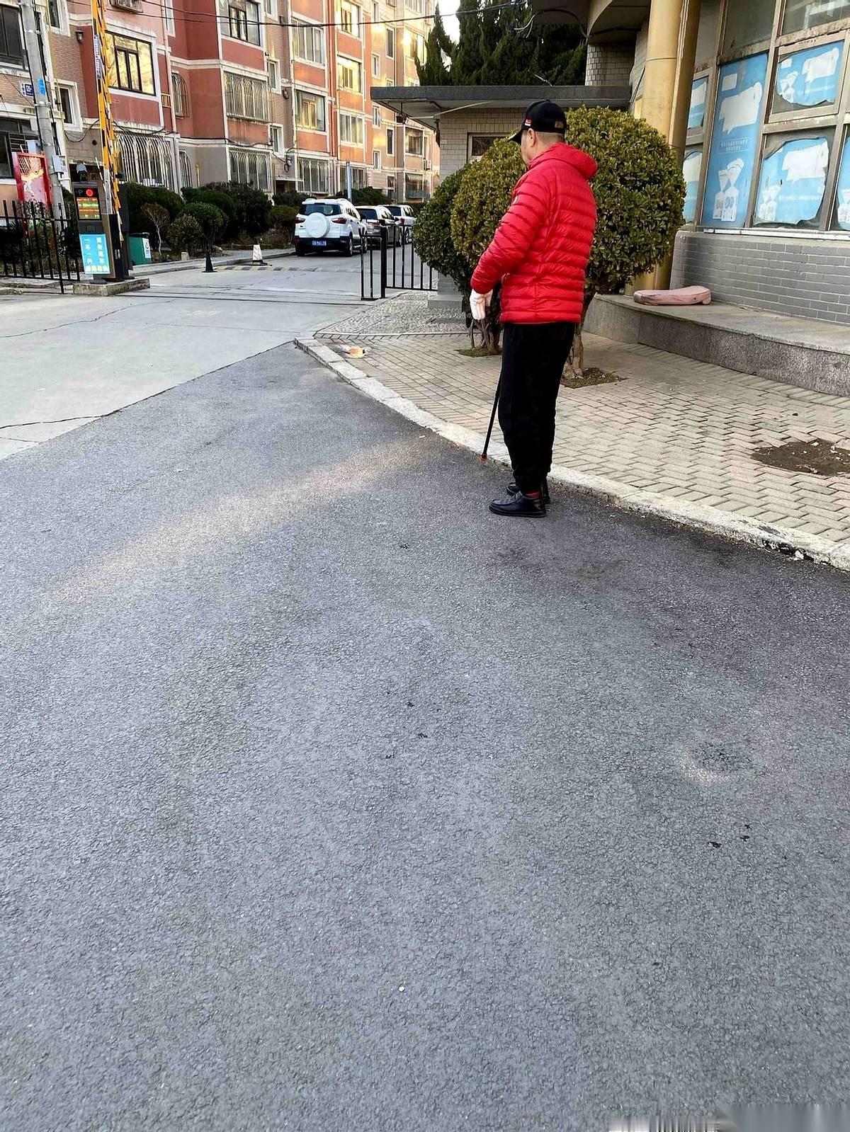 刚取了个快递，回来路上，心被狠狠揪了一下。
就刚才，小区门口，一个大哥在寒风里做