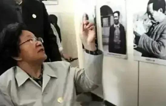 这一刻李讷眼泛泪花激动得像个小孩。当看到延安主席故居里爸爸照片那一刻，李讷眼泛泪
