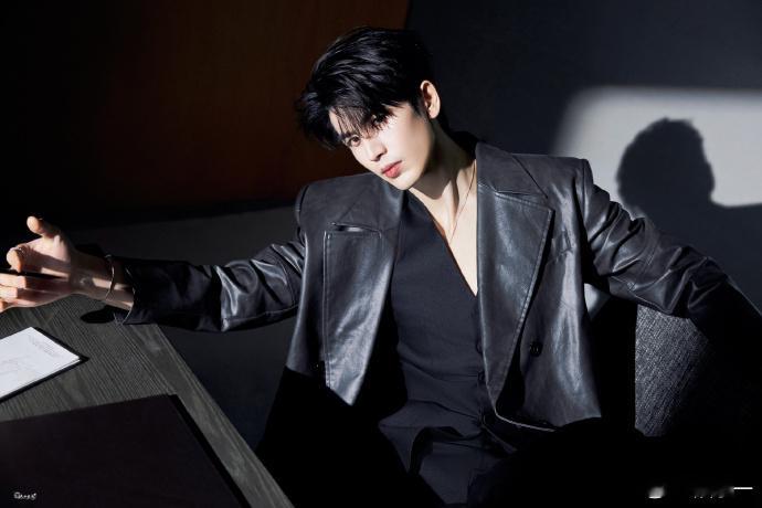 张凌赫 daddy级别张凌赫这daddy级别称呼真不是吹的！他哪怕只是随手整理个