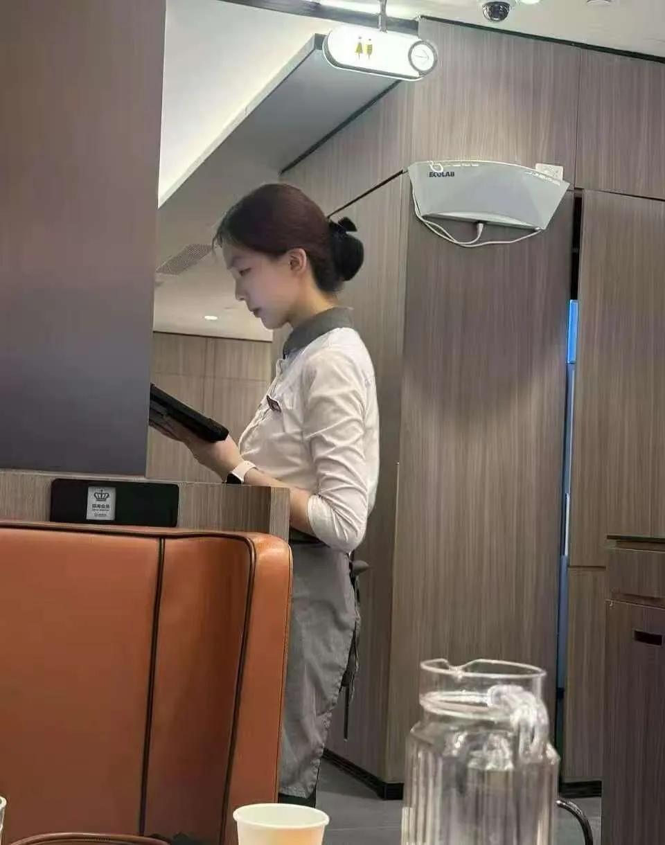 这是我见过最漂亮的饭店服务员，没有之一，这颜值不去当明星真是可惜了！