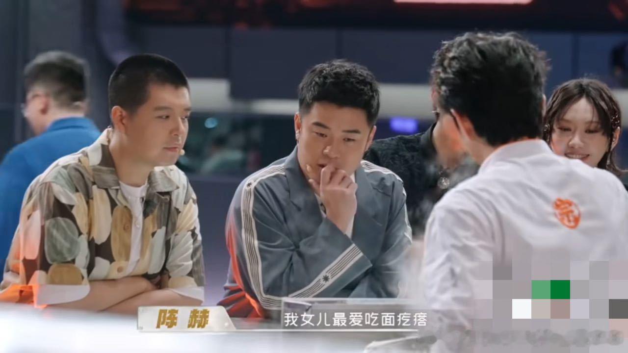 看何浩楠从吕严碗里舀米饭那动作，熟练得像练过八百遍。马頔碗里的肉刚落，他筷子就跟