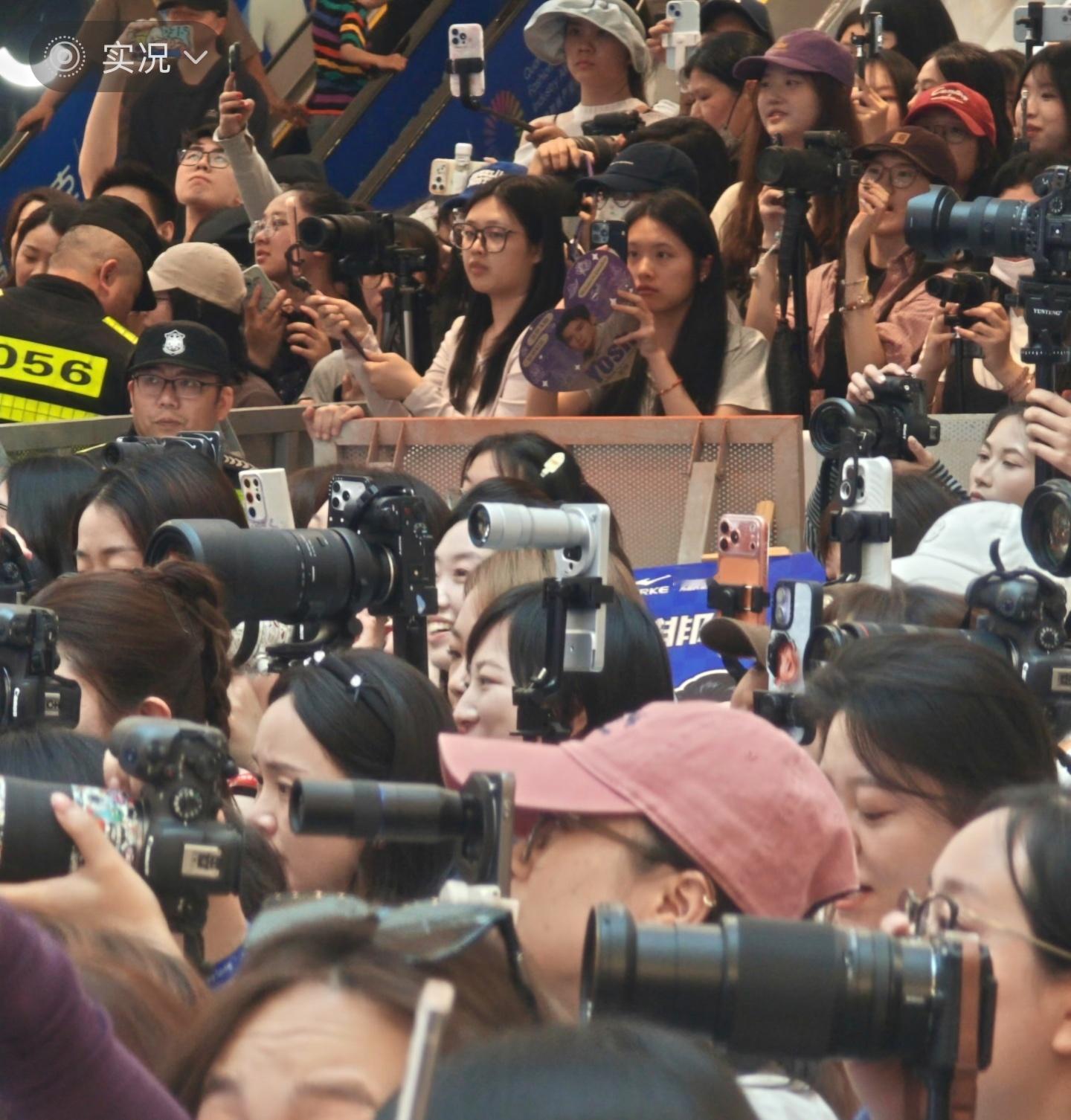 增距镜是出游神器还是累赘 增距镜除了打鸟看演唱会是比较实用，日常出游用途真不大。
