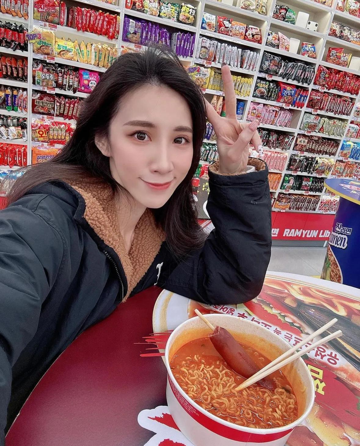 台湾女星赴韩用自动点餐机吃泡面，狂捧韩国科技遥遥领先，被嘲没见过世面。

最近，