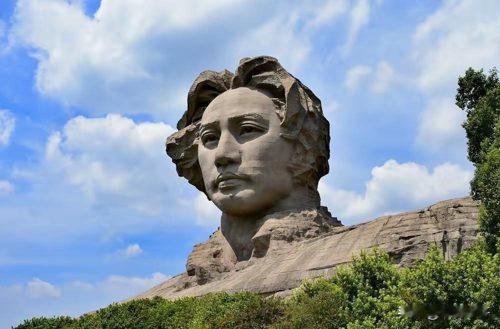 毛泽东青年时代下巴上还没有长出那颗后来具有个人形象标志性的痣。
《沁园春·长沙》