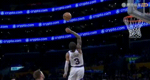 想多了！里夫斯传空接坑惨东契奇，险让其重伤。
图1-3：落地后被空中劫机的乔治压