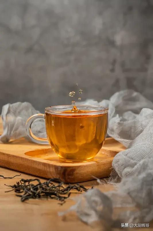 我是一阵一阵的，想起来就连续喝一段时间茶，绿茶、红茶都喝。有时间又不喝茶，光喝白