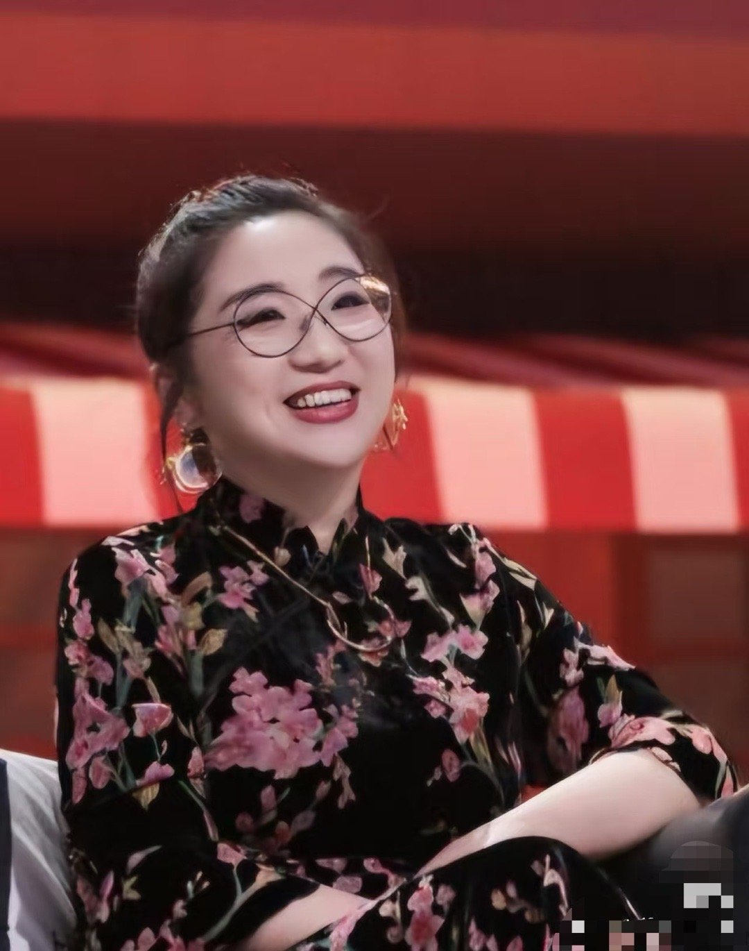 傅首尔回应负面标签“与其纠结标签，不如专注发光。”傅首尔的通透里藏着底气：不困于
