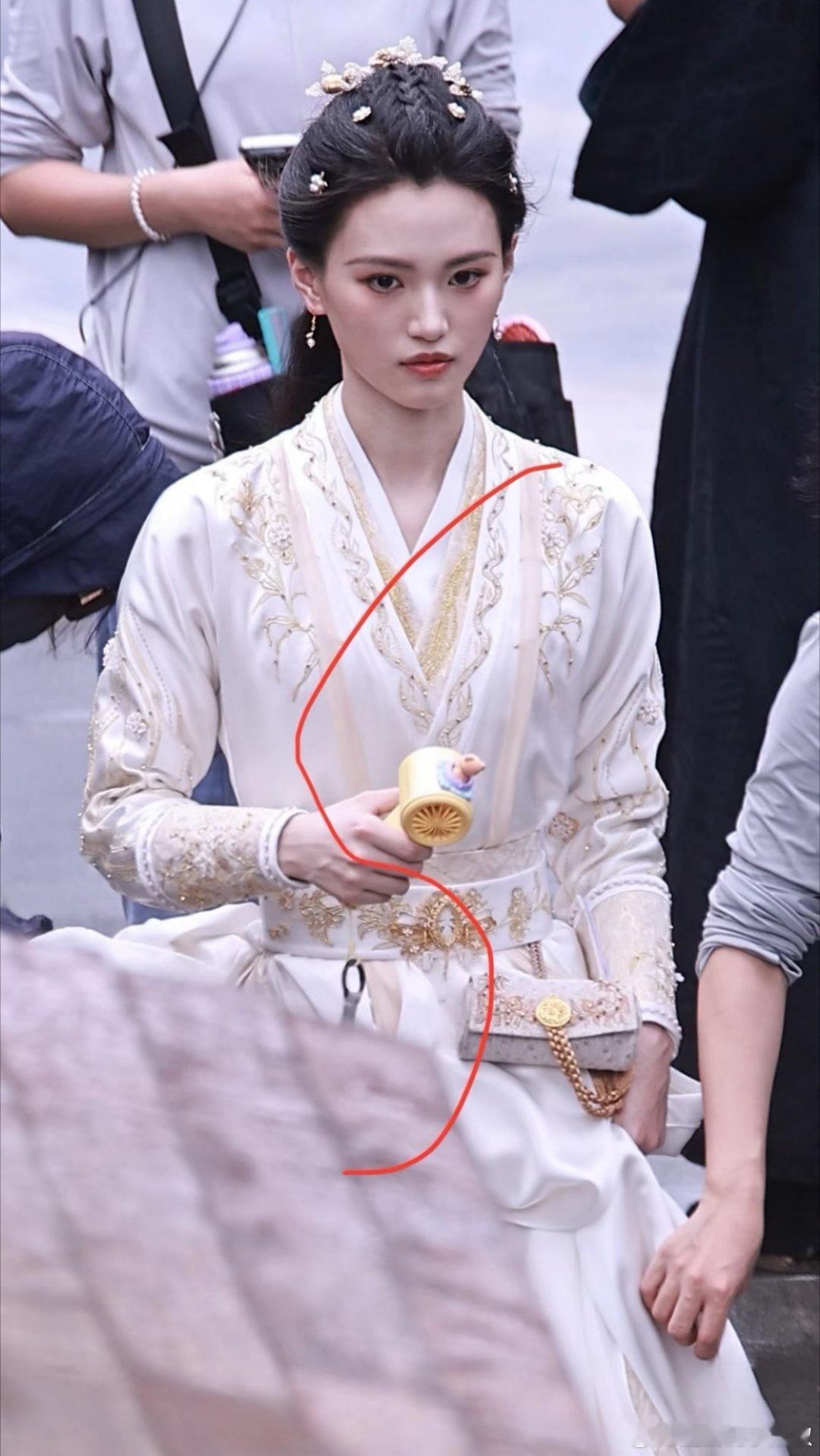 女主这妆造报看啊，直接大光明了 ​​​