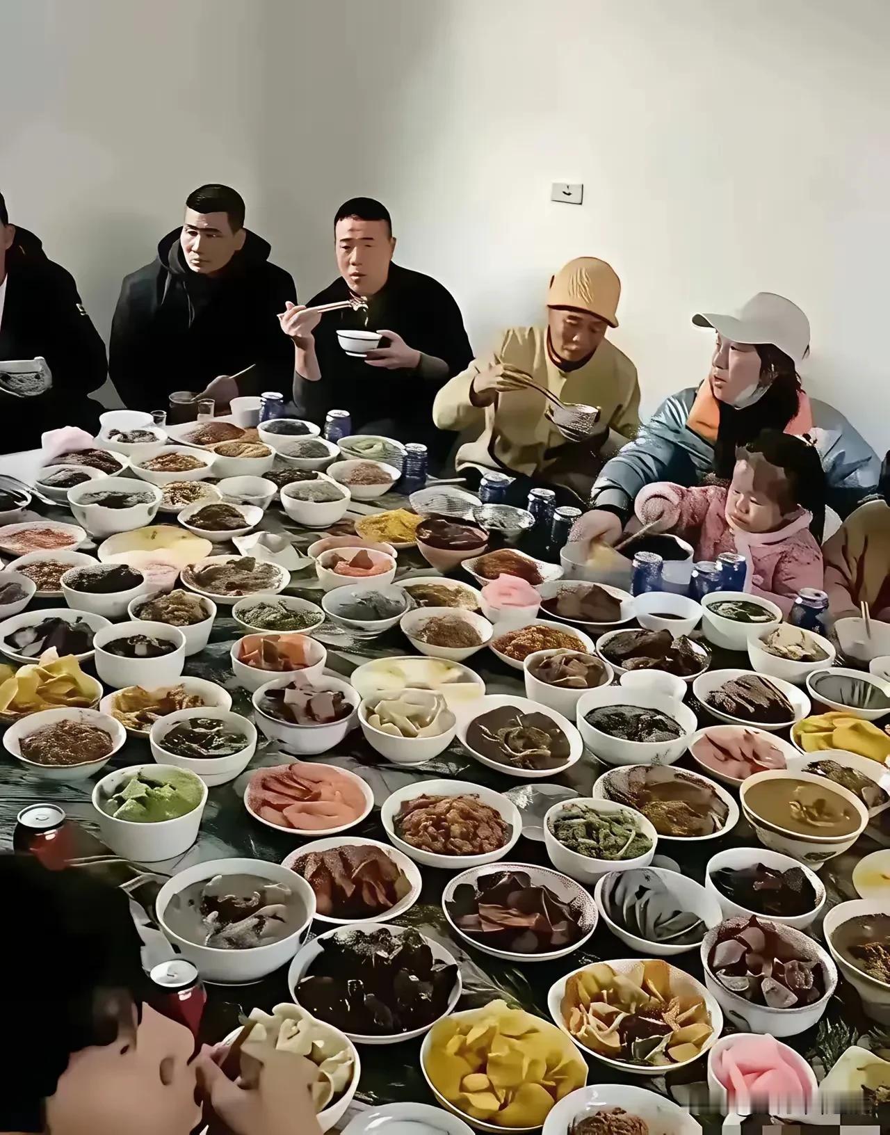 这家人的年夜饭太丰盛了，这到底是哪里的风俗啊！
这桌子上的菜估计有几十上百个，能
