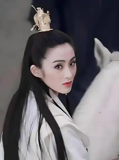 张敏当阿年曾是港圈公认的小向太，不仅被向华胜宠了9年，还是永盛公司的御用女主角。