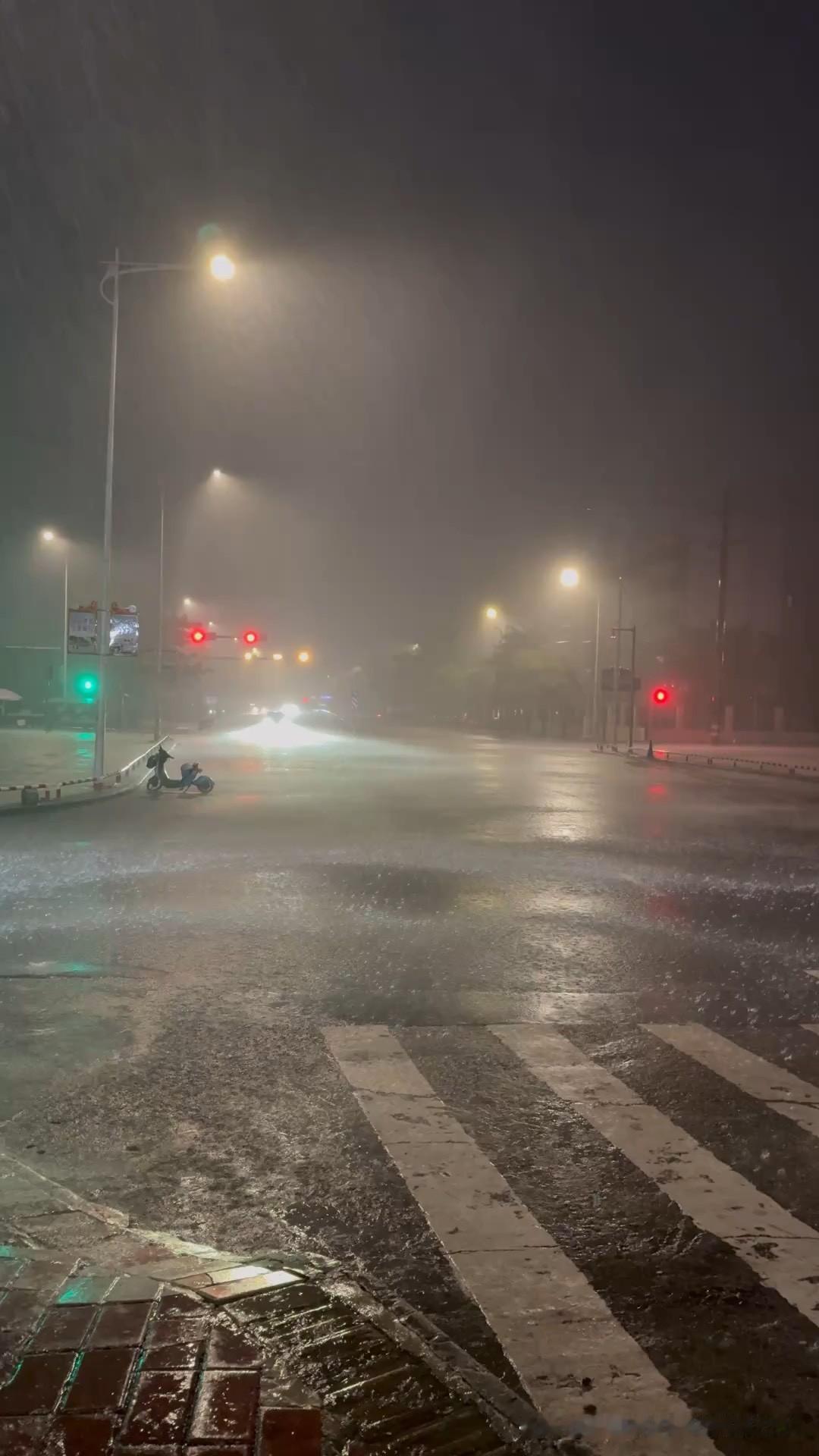 来了，来了，雨真的来。

因为先生天天给我说：天气预报说了有大雨，有大暴雨要下几