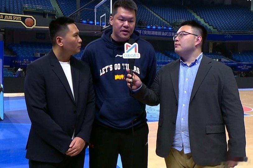 合砍44分！赛后采访朱总评价外援奎因和萨姆纳“这两位球员对篮筐的冲击力非常强，包