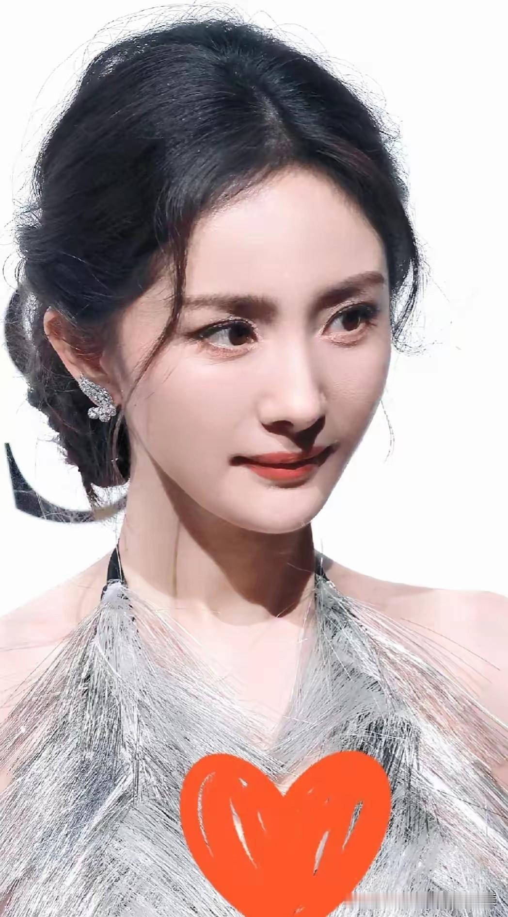 刘恺威怕是又要坐不住了


38岁的杨幂，最近又被拍去健身房练腱子肉  
穿紧身