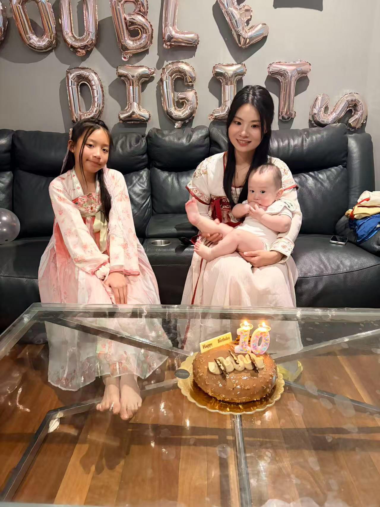 给漂亮同事姐姐的女儿妮妮过生日我的公历生日是昨天，妮妮的生日是今天，所以很早就说