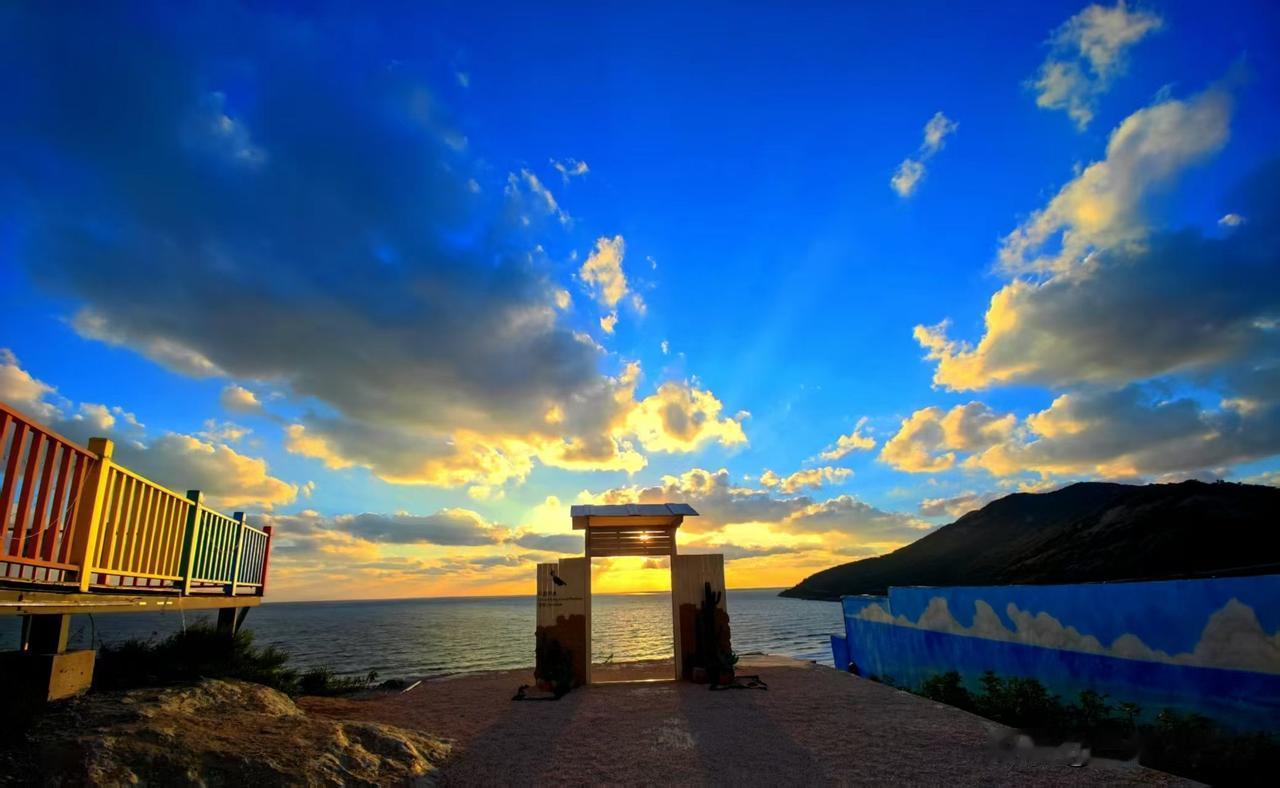 登上连云港的连岛山顶风口，山风阵阵扑面而来，凉意袭人，但呼啸的风阻挡不了等候日出