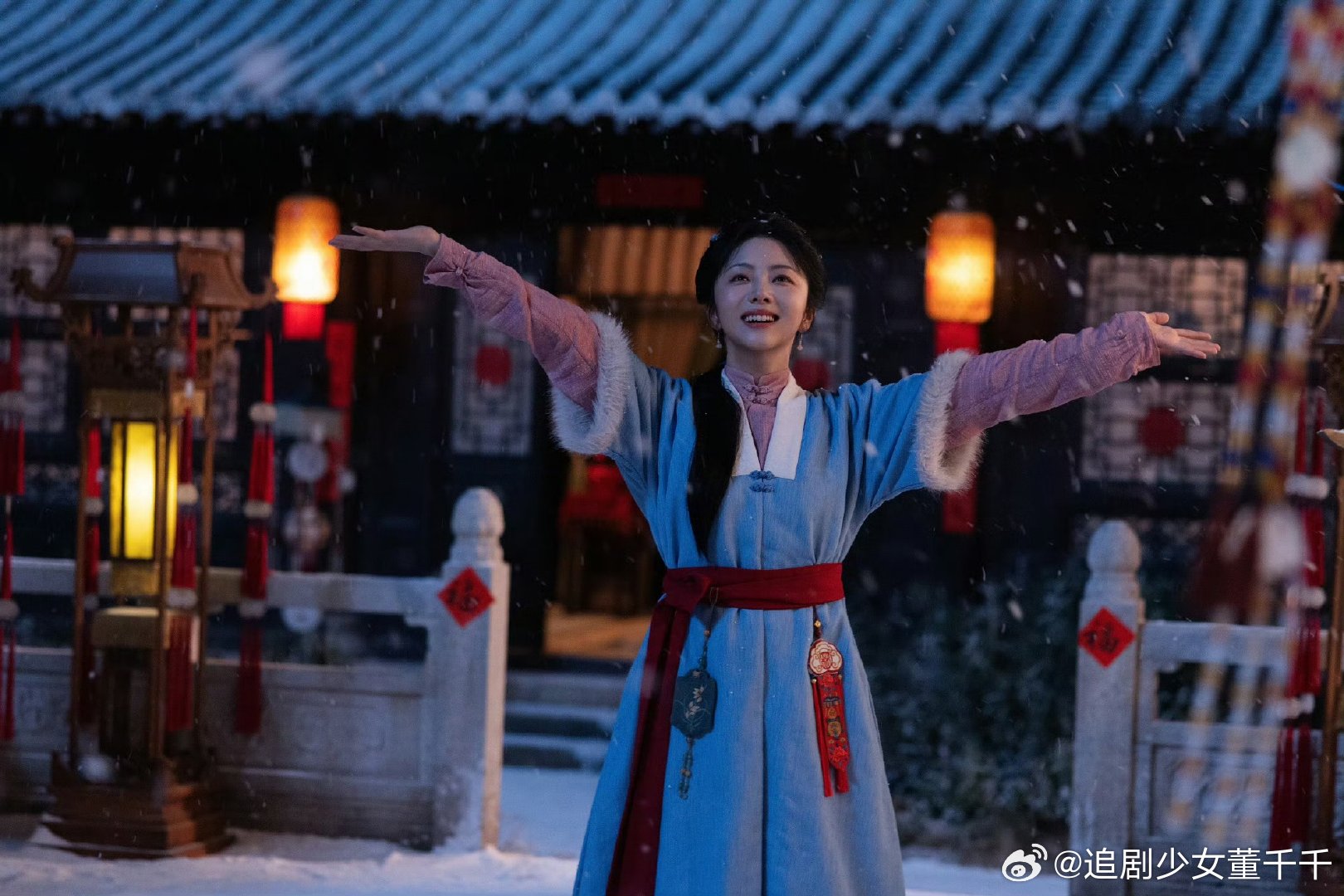 许兰香连眼泪都这么听话谭松韵不哭不哭眼泪是珍珠许兰香祭拜名场面封神，漫天落雪呼应
