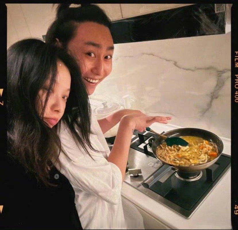 倪妮男闺蜜。腿好细，还系着辫子，看着不伦不类。 ​​​