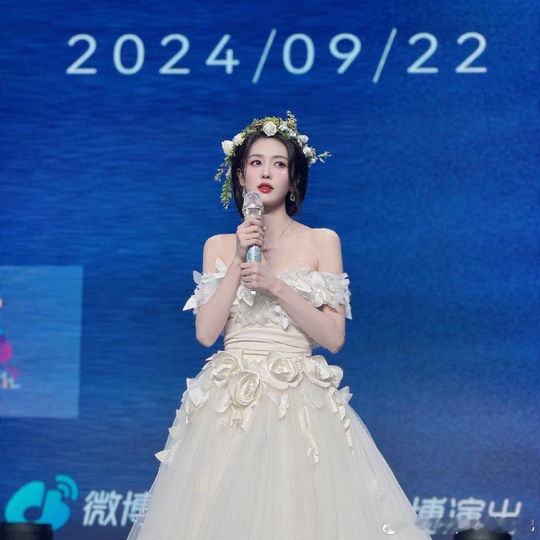 #于正晒自己拍的白鹿# 于正晒自己拍的白鹿照片，说自己是白鹿站叔。#于正是白鹿站