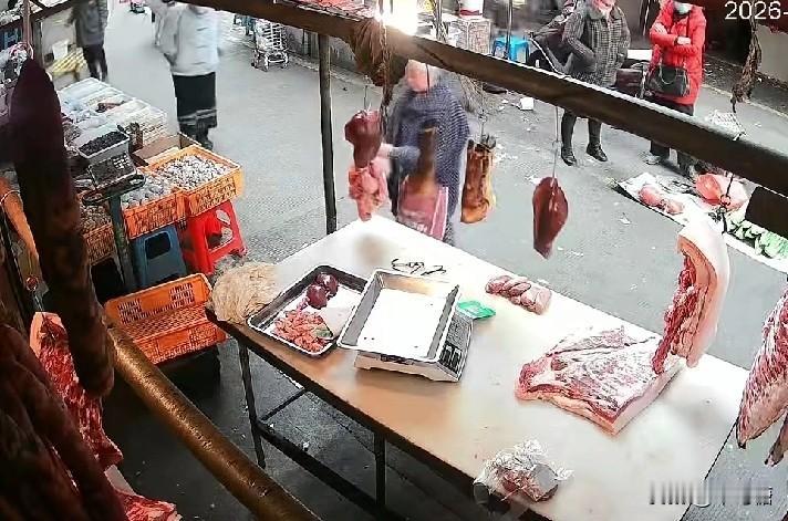 离谱，真的太离谱了！菜市场猪肉摊老板一个转身的功夫，挂着的猪蹄就被徘徊许久的老太
