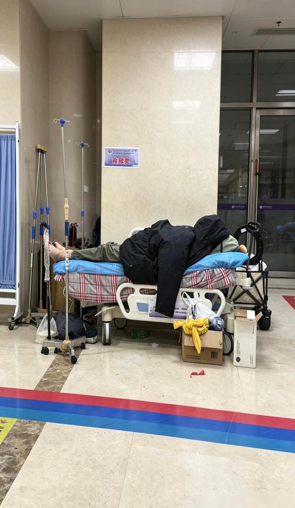 据网传，北京朝阳区一男子躺在急诊室里，身边一个亲人都没有。
我身边就有俩不婚不育