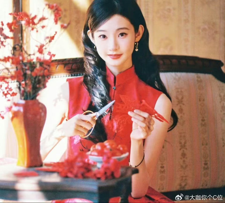 张艺凡玉兰塑美人 拒绝被任何风格定义的张艺凡，玉兰塑身勾勒曼妙身姿，旗袍写意描摹