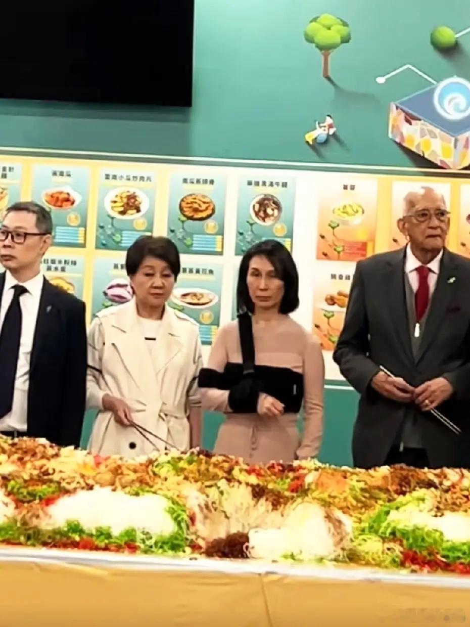 四太梁安琪和何超凤一起捞生，她俩关系看着挺不错的！这位何超凤是二房的，也是位隐藏