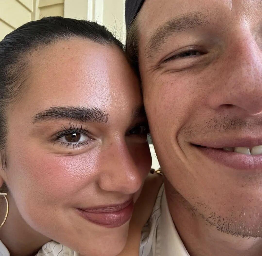 流行音乐天后杜阿·利帕（Dua Lipa）最近正式进军电影圈，跟未婚夫演员卡勒姆