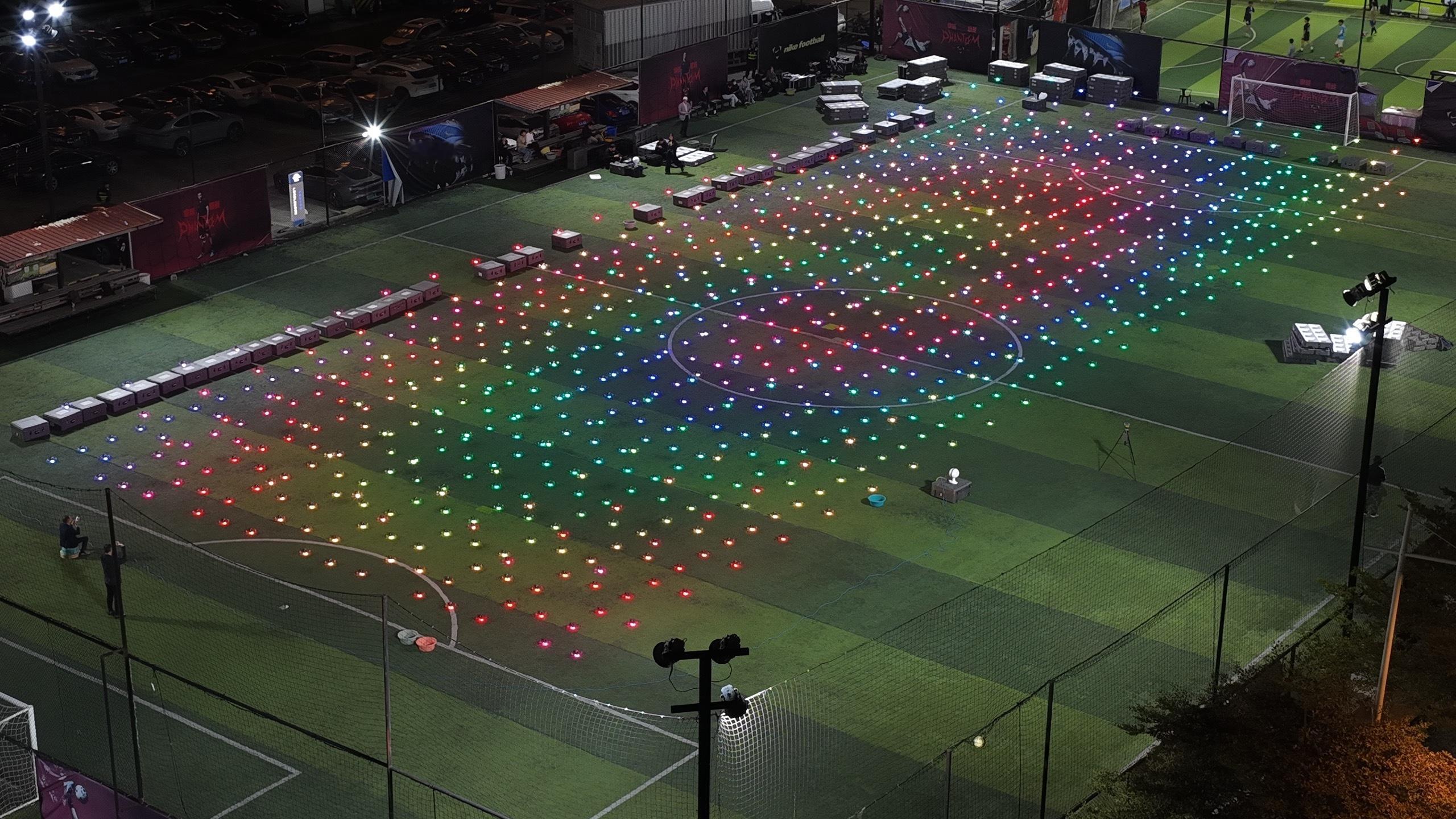 广州塔夜空闪现启境新车造型广州的跨年仪式感藏在这场表演里广州塔这波无人机表演动静