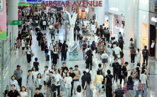 【机票要涨价了！韩国燃油附加费或飙到34万韩元】海外新鲜事热点现场 随着国际油价