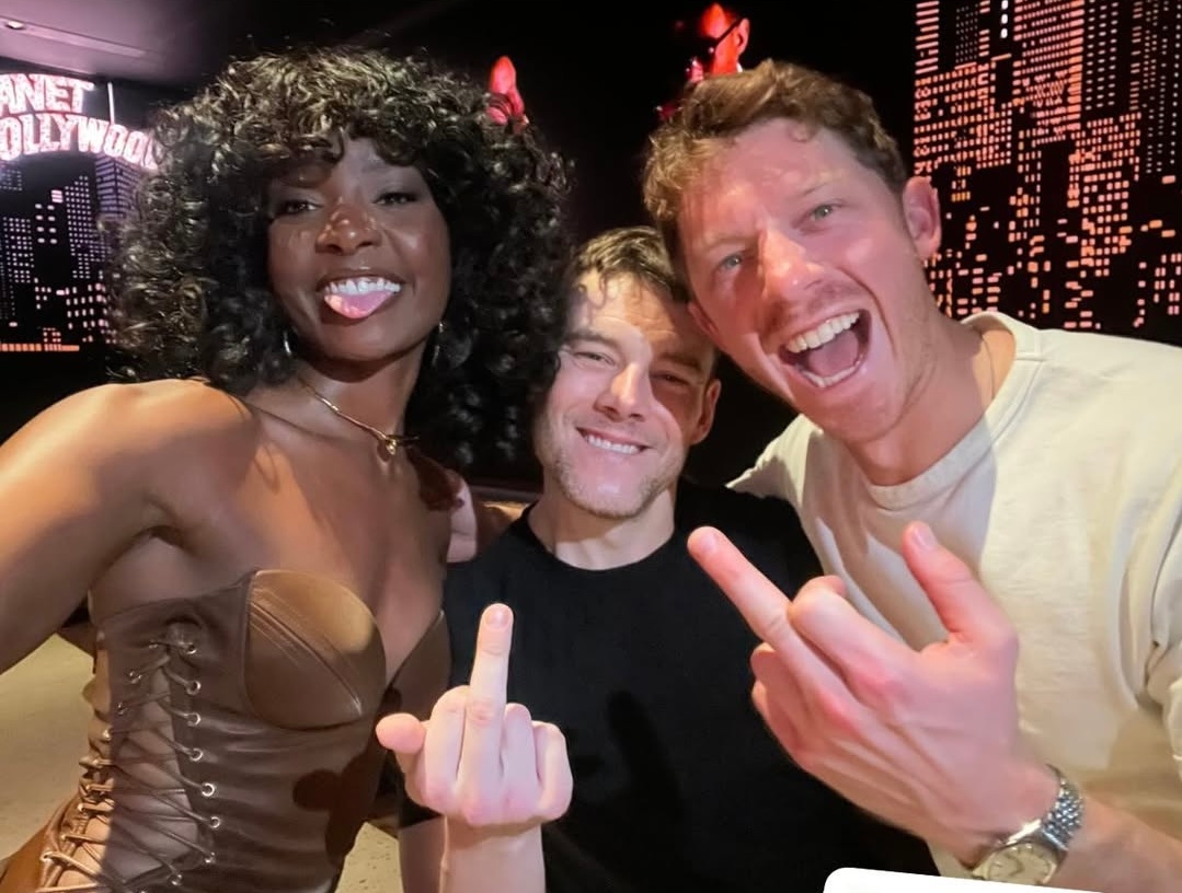 新鲜的布布📷Brian J. Smith 限时动态新照！他和 Miguel Á
