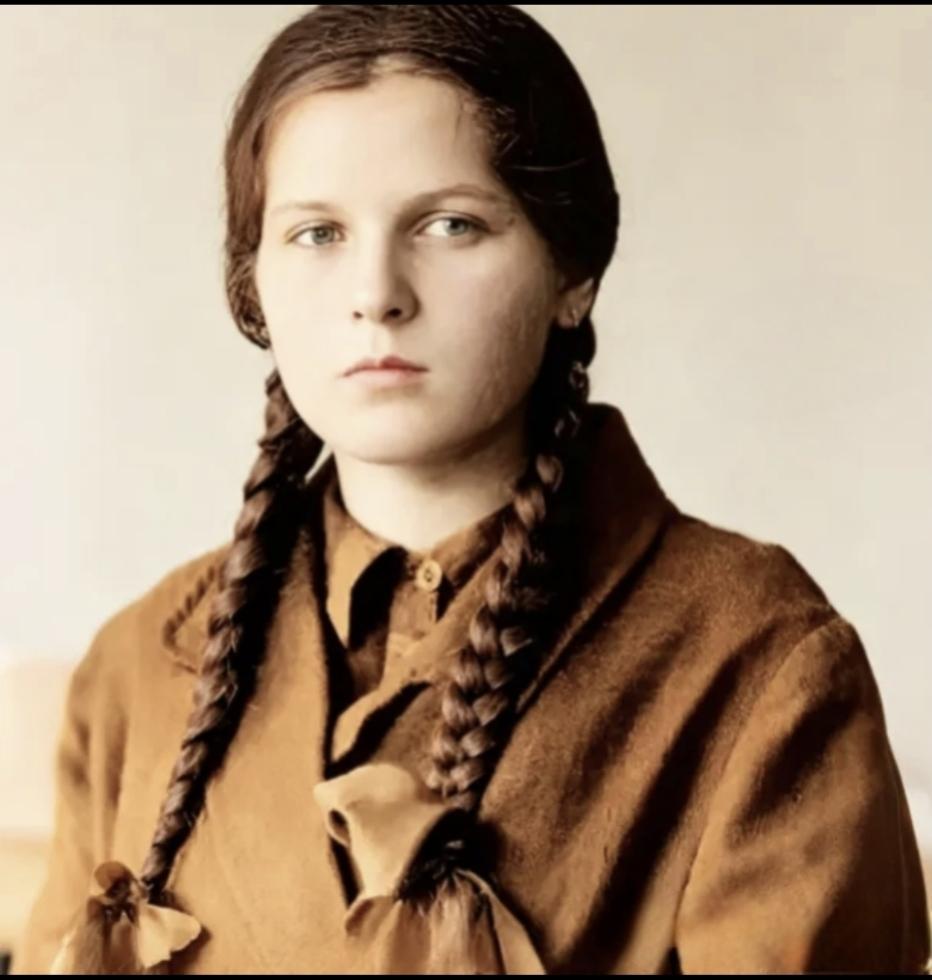 历史老照片分享蒋方良年轻时候的照片，人家这长像，绝对配得上建丰同学了！