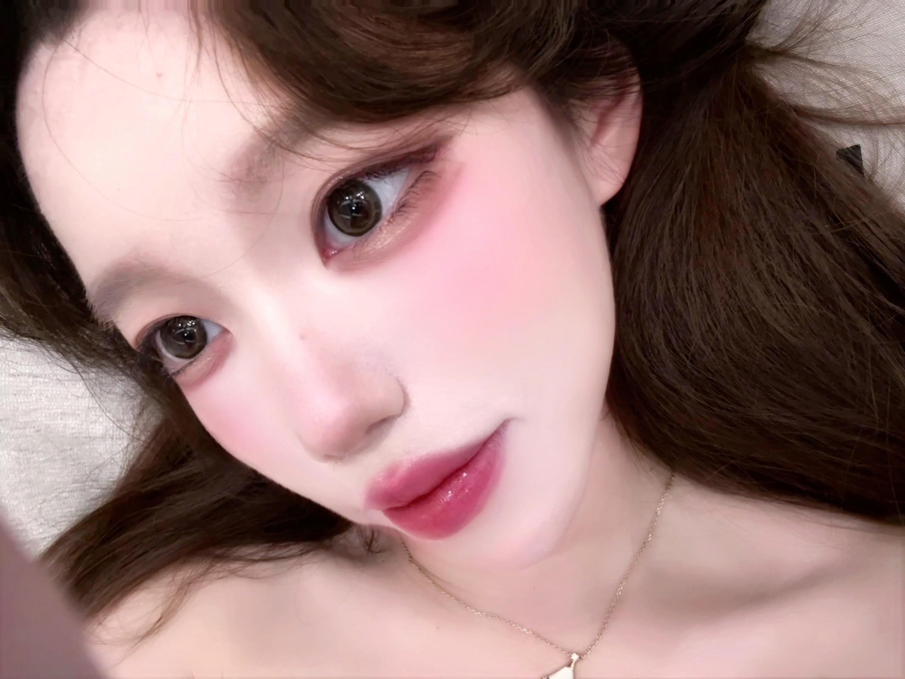 我是一个漂亮主义者 出门要化妆 衣服要搭配 头发要香香的床单要粉粉嫩嫩...