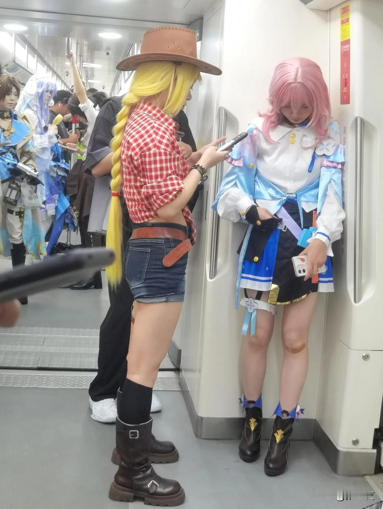 地铁八号线可以改称“时尚潮流线”了[捂脸]
​常看见这些年青人穿着奇装异服，头发