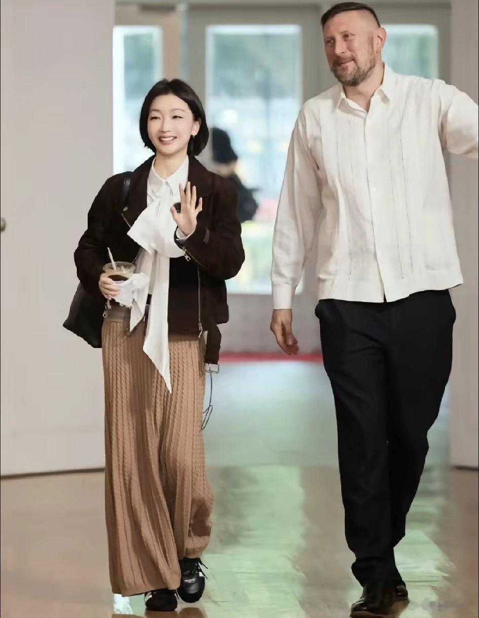 看了周冬雨，终于明白女生都要减肥的原因了。你看她穿衣服真的精致，就一件21700