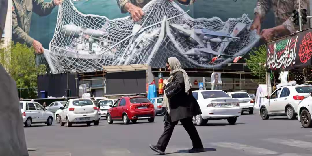 “霍尔木兹海峡继续封锁”。德黑兰革命广场上，这几个大字挂在横幅上，迎着风猎猎作响