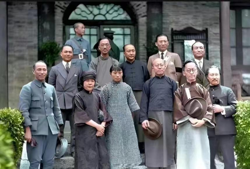 1925年7月公布的《军事委员会组织法令》规定“军事委员会以委员若干人组织之，并