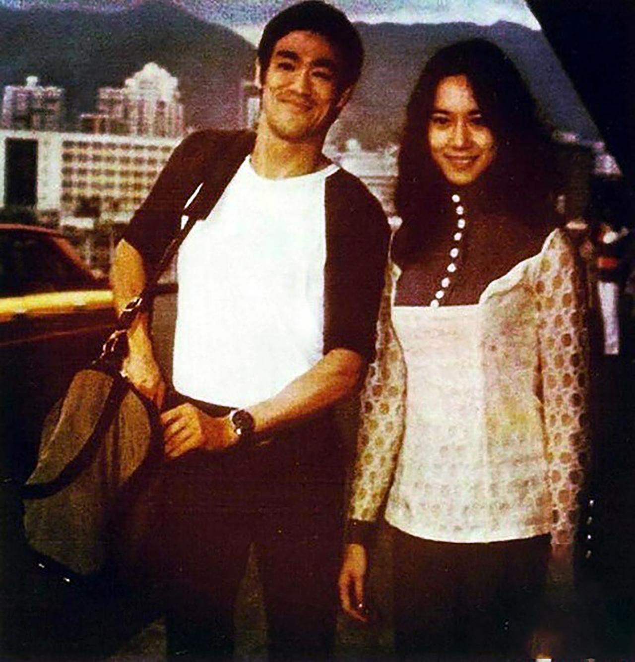 照片中是“功夫巨星”李小龙与红颜知己苗可秀，当年的苗可秀也是电影公司的台柱子，李