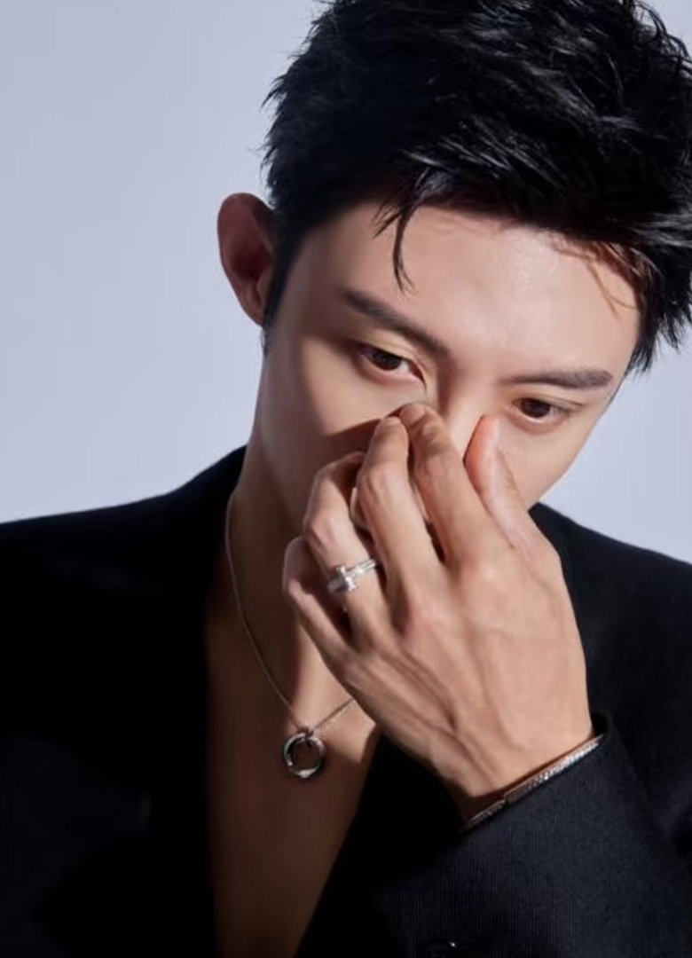 黄景瑜手控天菜 仔细看确实好看。修长有力，骨节分明，青筋若隐若现。手控党应该会很